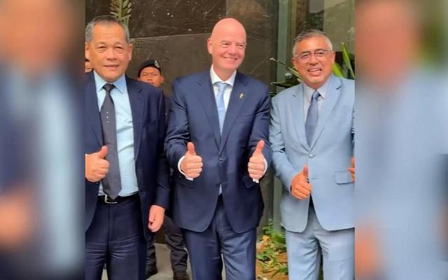 Rò rỉ ảnh người bị FAM đình chỉ chụp cùng Chủ tịch FIFA: 'CĐV Malaysia sốc!'- Ảnh 2. Rò rỉ ảnh người bị FAM đình chỉ chụp cùng Chủ tịch FIFA: 'CĐV Malaysia sốc!'- Ảnh 2.