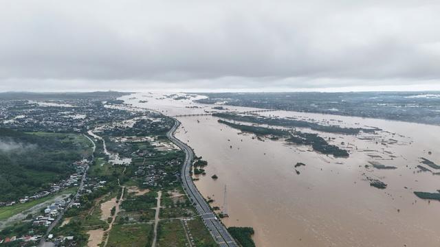 Dùng hàng trăm bao cát ngăn nước lũ tràn vào trung tâm TP.Quảng Ngãi cũ - Ảnh 5.