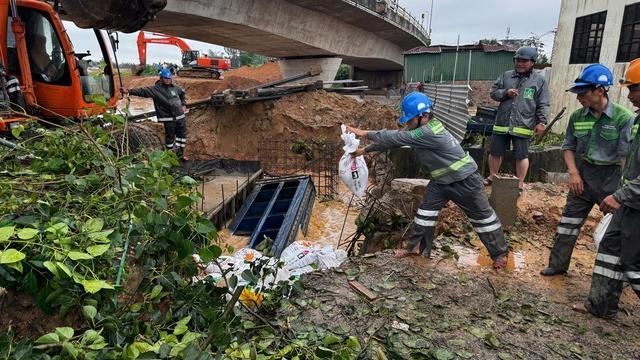 Dùng hàng trăm bao cát ngăn nước lũ tràn vào trung tâm TP.Quảng Ngãi cũ - Ảnh 3.