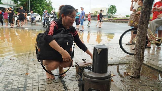Quảng Ngãi: Nước lũ dâng nhanh, dân bỏ nhà chạy lũ- Ảnh 2. Quảng Ngãi: Nước lũ dâng nhanh, dân bỏ nhà chạy lũ- Ảnh 2.