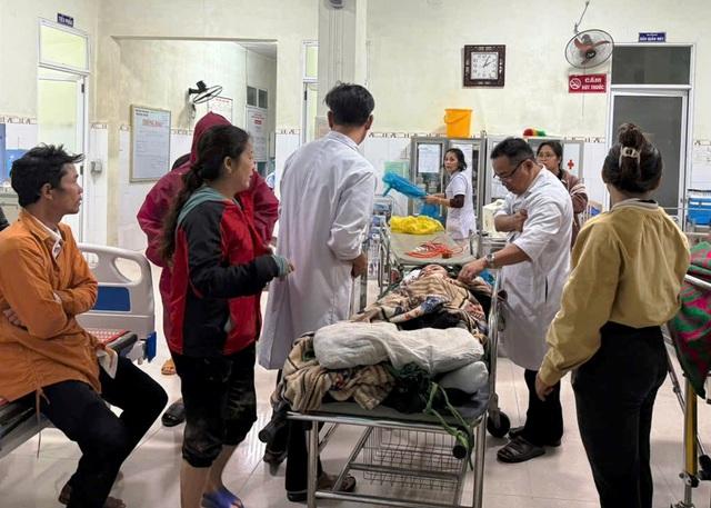 Đà Nẵng: Xuyên đêm cứu 3 nạn nhân sạt lở đất, kịch tính như phim- Ảnh 2. Đà Nẵng: Xuyên đêm cứu 3 nạn nhân sạt lở đất, kịch tính như phim- Ảnh 2.
