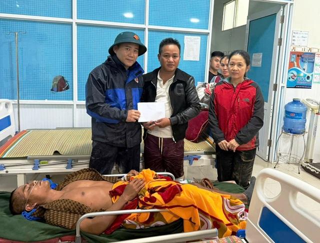 Đà Nẵng: Xuyên đêm cứu 3 nạn nhân sạt lở đất, kịch tính như phim- Ảnh 3. Đà Nẵng: Xuyên đêm cứu 3 nạn nhân sạt lở đất, kịch tính như phim- Ảnh 3.