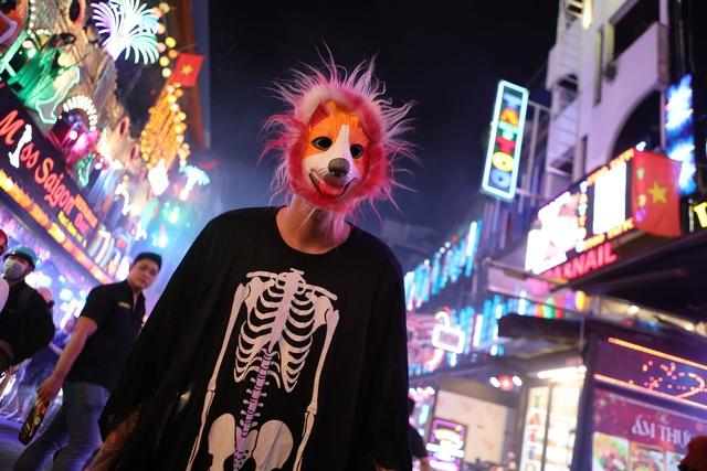Giới trẻ hóa thành "ma quỷ" xuống đường dịp lễ Halloween  - Ảnh 1.