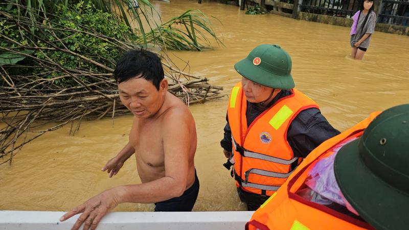 Vùng trũng Đà Nẵng ngập sâu, chiến sĩ biên phòng vào tâm lũ tiếp sức người dân - Ảnh 2.