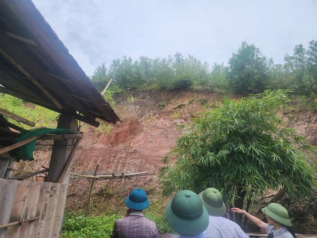 Quảng Trị công bố tình huống khẩn cấp do sạt lở đất đe dọa khu dân cư - Ảnh 1.