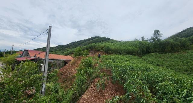 Quảng Trị công bố tình huống khẩn cấp do sạt lở đất đe dọa khu dân cư - Ảnh 2.