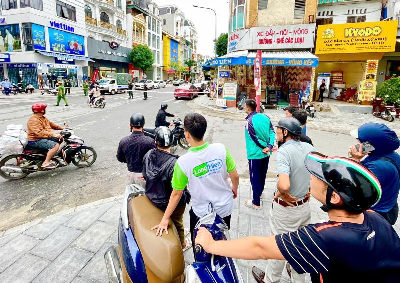 Thanh Hóa: Nhiều cảnh sát xuất hiện tại tiệm vàng lớn trên đường Lê Hoàn- Ảnh 3.
