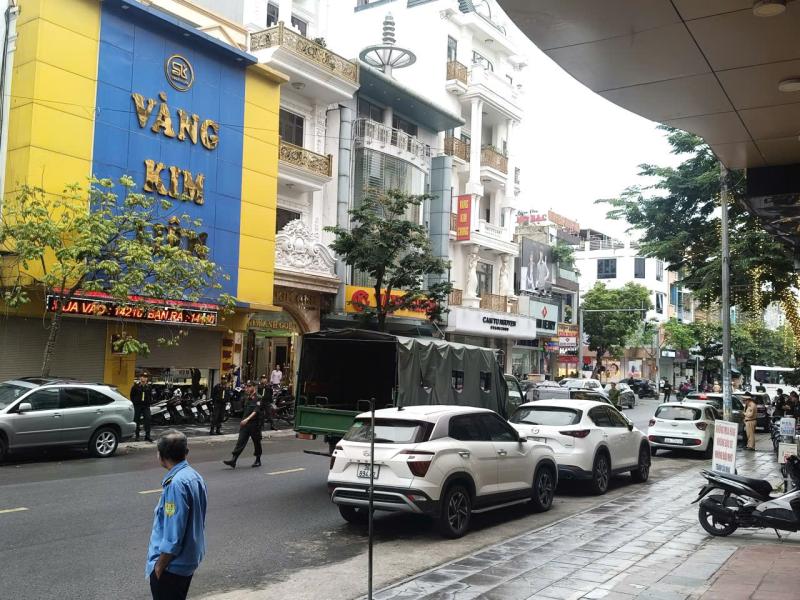 Thanh Hóa: Nhiều cảnh sát xuất hiện tại tiệm vàng lớn trên đường Lê Hoàn- Ảnh 6.