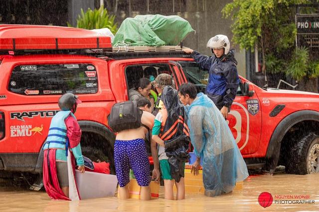 Chiếc xe bán tải 'người hùng', giúp người dân sạc pin điện thoại giữa rốn lũ - Ảnh 1.