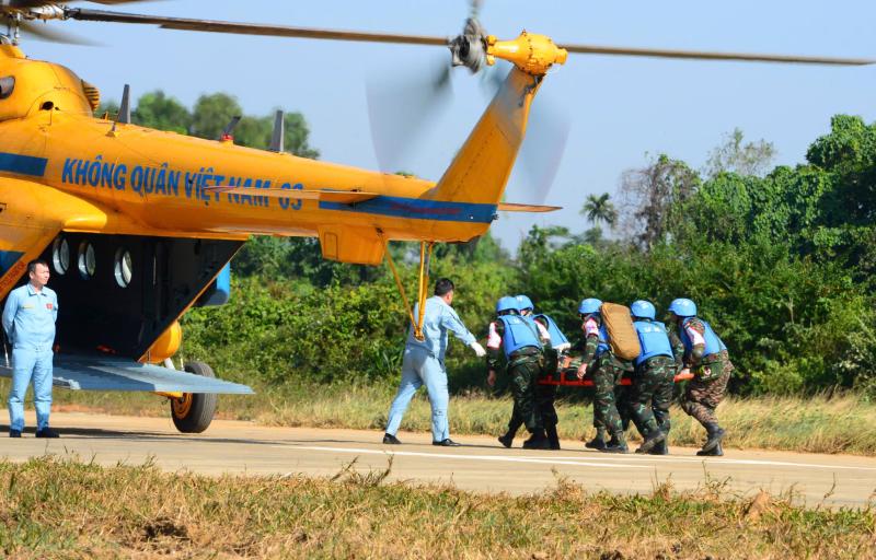 Quân đội Việt Nam - Ấn Độ diễn tập cứu trợ thảm họa động đất tại VINBAX 2025 - Ảnh 24.