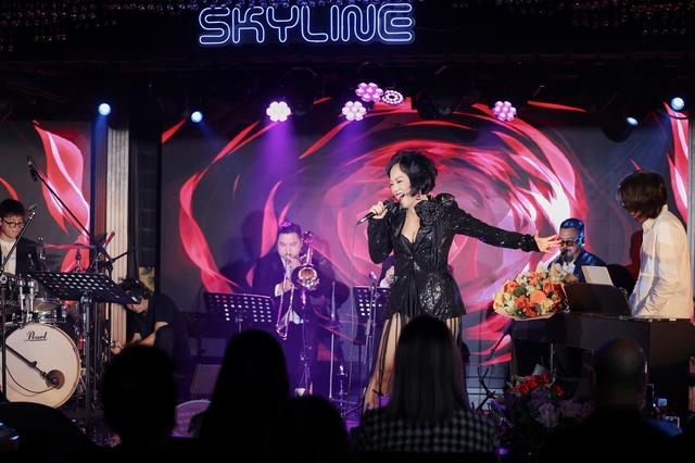 “Jazz Vàng” của Thái Thùy Linh gây sốc - Ảnh 1.