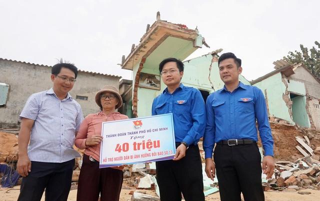T.Ư Đoàn tặng quà, hỗ trợ tiền xây nhà cho người dân sau bão Kalmaegi - Ảnh 4. T.Ư Đoàn tặng quà, hỗ trợ tiền xây nhà cho người dân sau bão Kalmaegi - Ảnh 4.