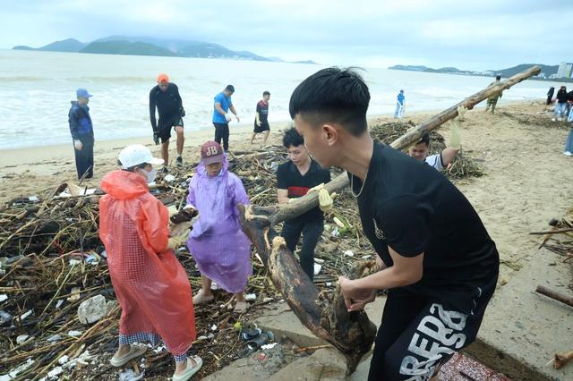Nha Trang khẩn trương làm sạch bờ biển, chuẩn bị đón du khách trở lại- Ảnh 2.