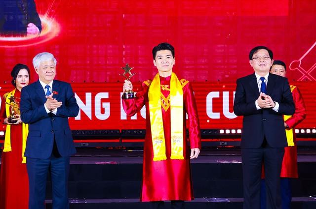 Doanh nhân Đỗ Quang Vinh được vinh danh trong Top 10 Giải thưởng Sao Đỏ 2025- Ảnh 1. Doanh nhân Đỗ Quang Vinh được vinh danh trong Top 10 Giải thưởng Sao Đỏ 2025- Ảnh 1.