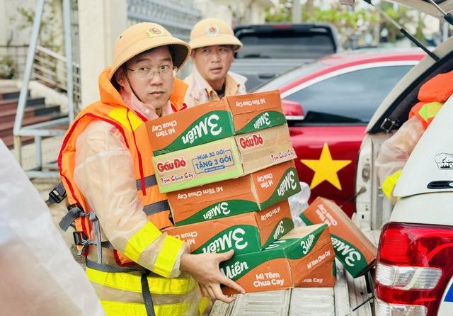 Cảnh sát đường thủy Gia Lai vượt sóng tiếp sức người dân đảo Hải Minh- Ảnh 2. Cảnh sát đường thủy Gia Lai vượt sóng tiếp sức người dân đảo Hải Minh- Ảnh 2.