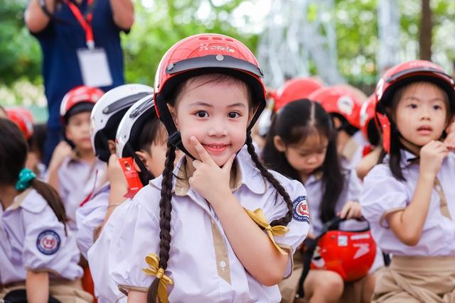 Có những quy định nào về chở trẻ em trên xe máy? - Ảnh 3. Có những quy định nào về chở trẻ em trên xe máy? - Ảnh 3.