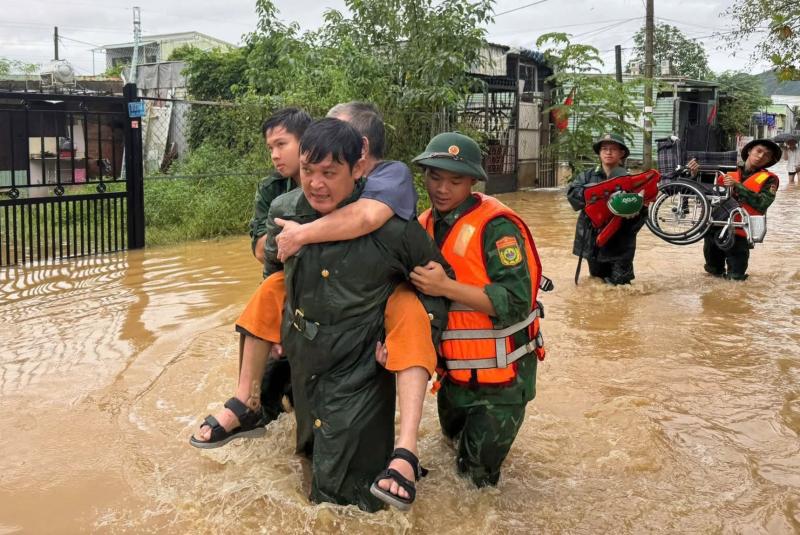 TP.Đà Nẵng: Nước dâng cuồn cuộn ở đường Mẹ Suốt, bộ đội cõng dân chạy lũ- Ảnh 1. TP.Đà Nẵng: Nước dâng cuồn cuộn ở đường Mẹ Suốt, bộ đội cõng dân chạy lũ- Ảnh 1.