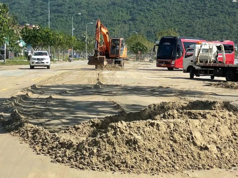 Đà Nẵng ngổn ngang sau bão Kalmaegi, lực lượng vũ trang xắn tay khắc phục - Ảnh 1.