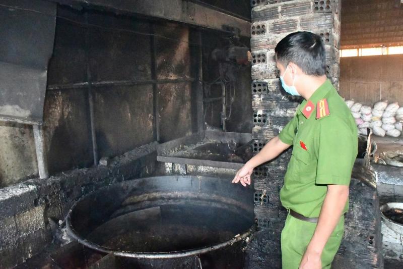 Đà Nẵng: Rùng mình cơ sở nấu mỡ động vật bẩn hoạt động giữa nghĩa trang- Ảnh 5. Đà Nẵng: Rùng mình cơ sở nấu mỡ động vật bẩn hoạt động giữa nghĩa trang- Ảnh 5.