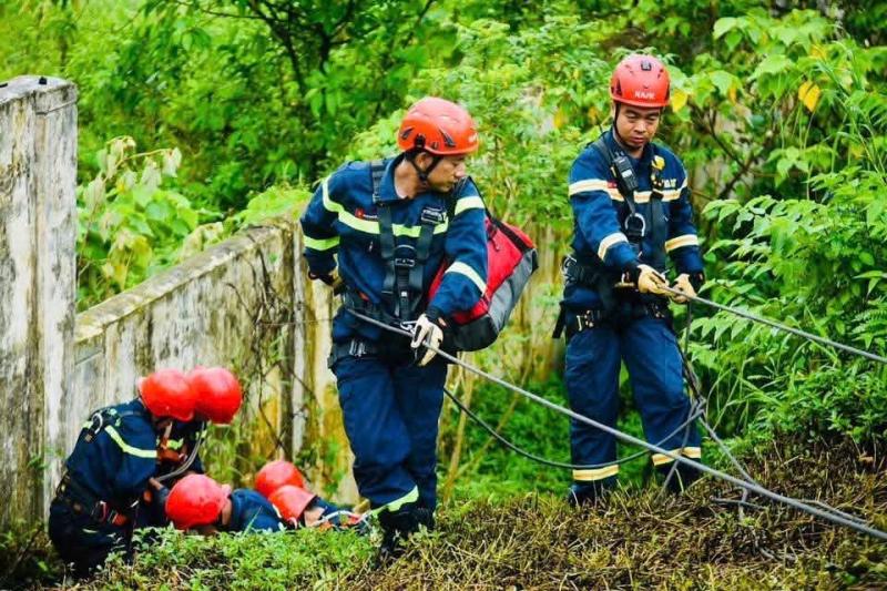 Cảnh sát đu dây diễn tập cứu người dưới vực sâu ở bán đảo Sơn Trà- Ảnh 3. Cảnh sát đu dây diễn tập cứu người dưới vực sâu ở bán đảo Sơn Trà- Ảnh 3.