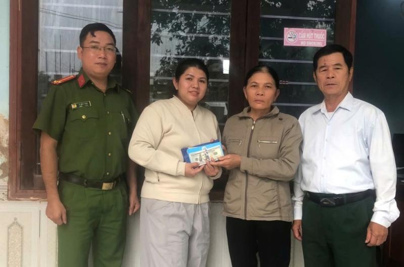 Nhặt gần 2.000 USD trong hàng cứu trợ vùng lũ, người dân nhờ công an tìm chủ- Ảnh 1.