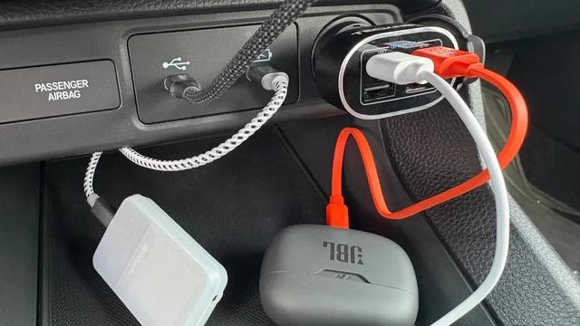 3 thiết bị không nên cắm vào cổng sạc USB trên ô tô - Ảnh 3.