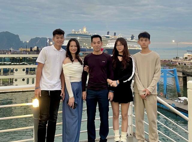 'Bờ vai' vững chãi của sao U.23 Việt Nam Nguyễn Hiểu Minh: Con đi đâu, bố mẹ theo đấy!- Ảnh 1. 'Bờ vai' vững chãi của sao U.23 Việt Nam Nguyễn Hiểu Minh: Con đi đâu, bố mẹ theo đấy!- Ảnh 1.