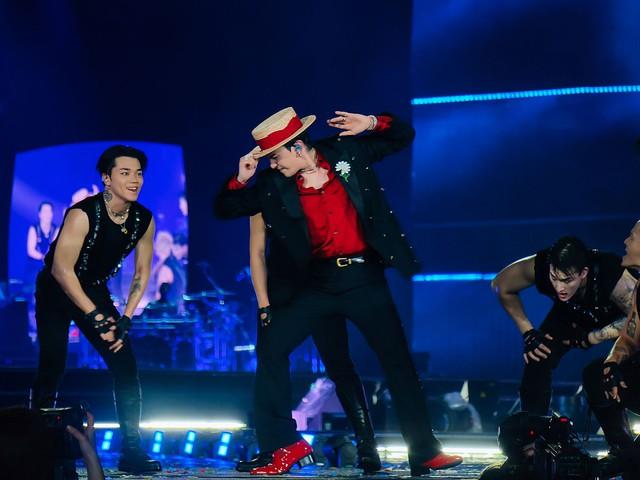 Điều gì khiến fan 'lụy' G-DRAGON 2025 WORLD TOUR [Übermensch] in Hanoi, presented by VPBank- Ảnh 2.