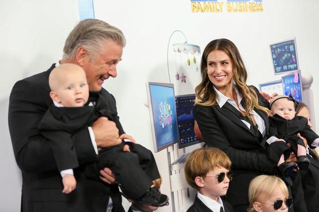 Vợ chồng Alec Baldwin phải trị liệu để duy trì cuộc hôn nhân lệch 26 tuổi - Ảnh 2.