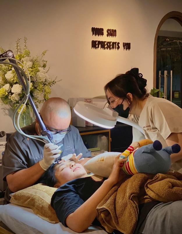 Phòng khám da liễu Dĩ An: Nơi chuyên môn gặp công nghệ chăm da hiện đại - Ảnh 2.
