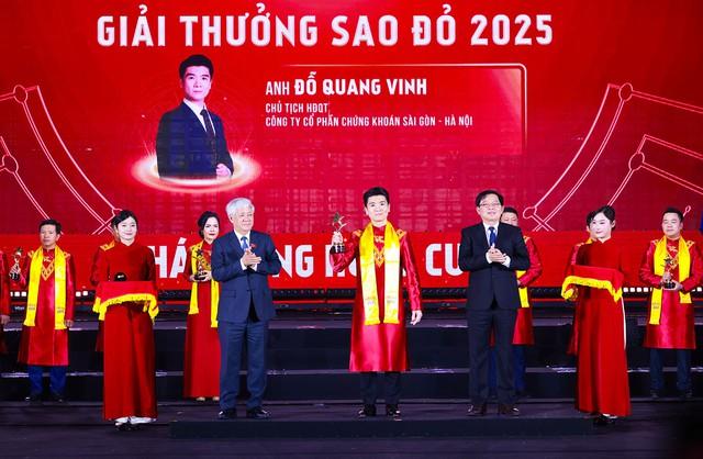 Doanh nhân Đỗ Quang Vinh được vinh danh trong Top 10 Giải thưởng Sao Đỏ 2025- Ảnh 2. Doanh nhân Đỗ Quang Vinh được vinh danh trong Top 10 Giải thưởng Sao Đỏ 2025- Ảnh 2.
