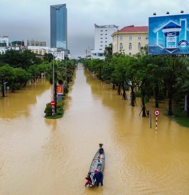 Mưa lũ dai dẳng, bất thường ở miền Trung- Ảnh 5. Mưa lũ dai dẳng, bất thường ở miền Trung- Ảnh 5.