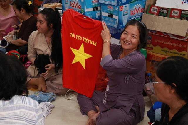 Thức trắng đêm ở chùa TP.HCM gửi miền Trung từng gói mì nghĩa tình cho vùng lũ - Ảnh 1.