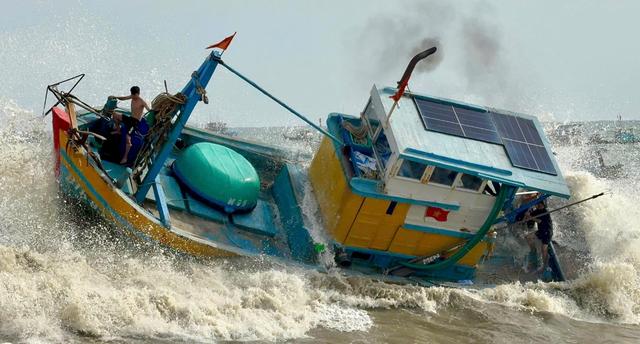 Lâm Đồng: Liên tiếp nhiều tàu cá bị sóng to đánh chìm  - Ảnh 1.