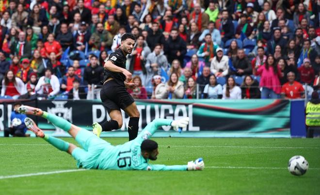 Vắng Ronaldo vì án phạt, Bồ Đào Nha vẫn thắng Armenia với tỷ số kinh ngạc 9-1: Có vé World Cup- Ảnh 2. Vắng Ronaldo vì án phạt, Bồ Đào Nha vẫn thắng Armenia với tỷ số kinh ngạc 9-1: Có vé World Cup- Ảnh 2.