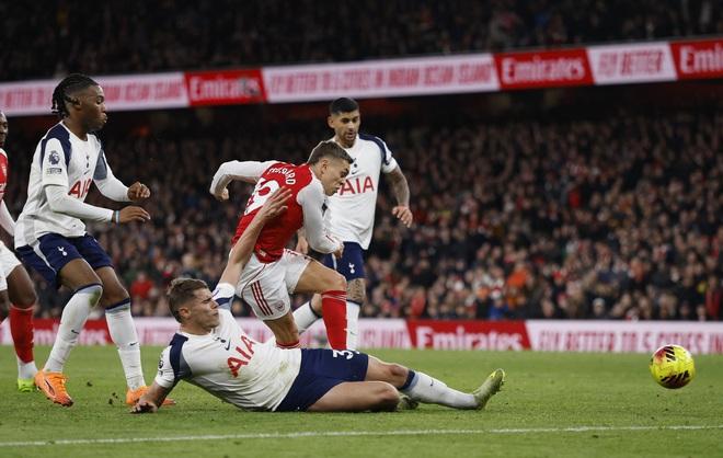 Arsenal áp đảo hoàn toàn, thắng đậm Tottenham: Liverpool bị ‘hít khói’ trong cuộc đua vô địch- Ảnh 2. Arsenal áp đảo hoàn toàn, thắng đậm Tottenham: Liverpool bị ‘hít khói’ trong cuộc đua vô địch- Ảnh 2.