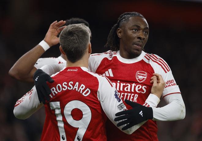 Arsenal áp đảo hoàn toàn, thắng đậm Tottenham: Liverpool bị ‘hít khói’ trong cuộc đua vô địch- Ảnh 1. Arsenal áp đảo hoàn toàn, thắng đậm Tottenham: Liverpool bị ‘hít khói’ trong cuộc đua vô địch- Ảnh 1.