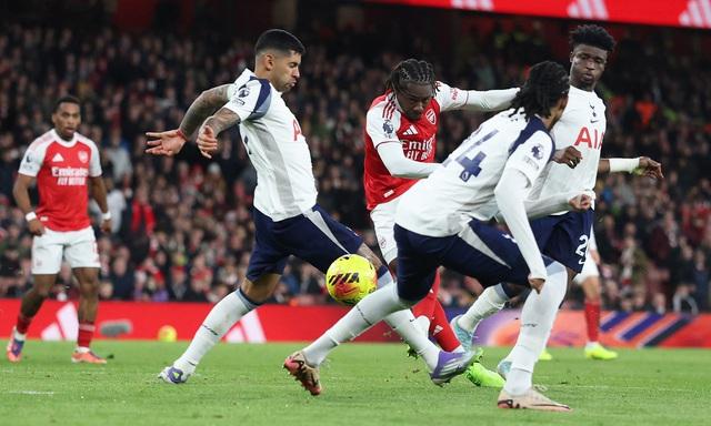 Arsenal áp đảo hoàn toàn, thắng đậm Tottenham: Liverpool bị ‘hít khói’ trong cuộc đua vô địch- Ảnh 3. Arsenal áp đảo hoàn toàn, thắng đậm Tottenham: Liverpool bị ‘hít khói’ trong cuộc đua vô địch- Ảnh 3.