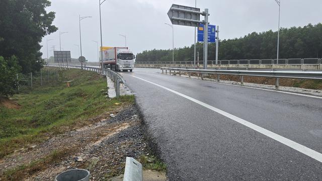 Thực hư việc người dân tháo rào để bò đi vào cao tốc Vạn Ninh - Cam Lộ- Ảnh 1. Thực hư việc người dân tháo rào để bò đi vào cao tốc Vạn Ninh - Cam Lộ- Ảnh 1.