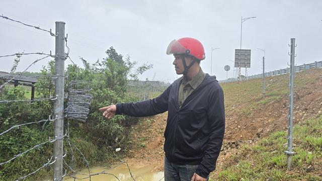 Thực hư việc người dân tháo rào để bò đi vào cao tốc Vạn Ninh - Cam Lộ- Ảnh 2. Thực hư việc người dân tháo rào để bò đi vào cao tốc Vạn Ninh - Cam Lộ- Ảnh 2.