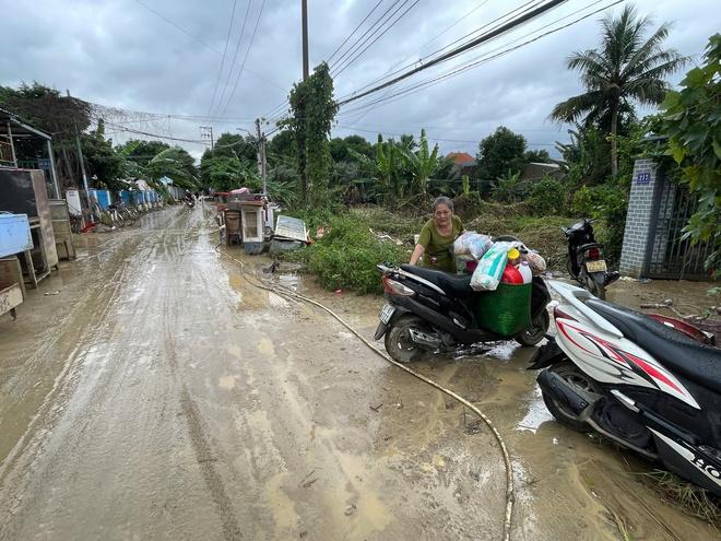 Khánh Hòa: Nhiều nơi ở Tây Nha Trang tan hoang sau ngập lụt chưa từng có- Ảnh 6. Khánh Hòa: Nhiều nơi ở Tây Nha Trang tan hoang sau ngập lụt chưa từng có- Ảnh 6.