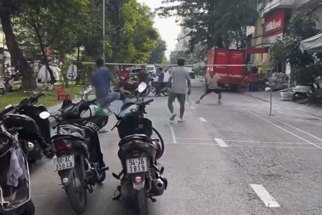 Công an TP.HCM mời làm việc nhóm người giăng lưới đánh cầu lông giữa đường- Ảnh 1.