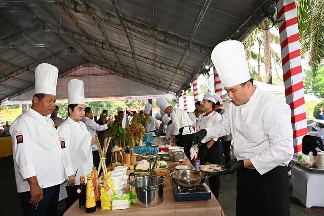 Pizza hủ tiếu, bún gạo xào ngũ sắc… cùng 100 món từ sợi gạo lập kỷ lục- Ảnh 6. Pizza hủ tiếu, bún gạo xào ngũ sắc… cùng 100 món từ sợi gạo lập kỷ lục- Ảnh 6.