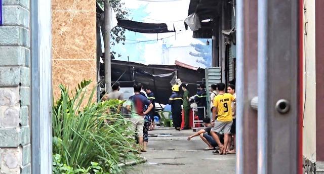 TP.HCM: Hỏa hoạn lúc sáng sớm, người dân nỗ lực giúp chủ cơ sở di dời tài sản- Ảnh 2.