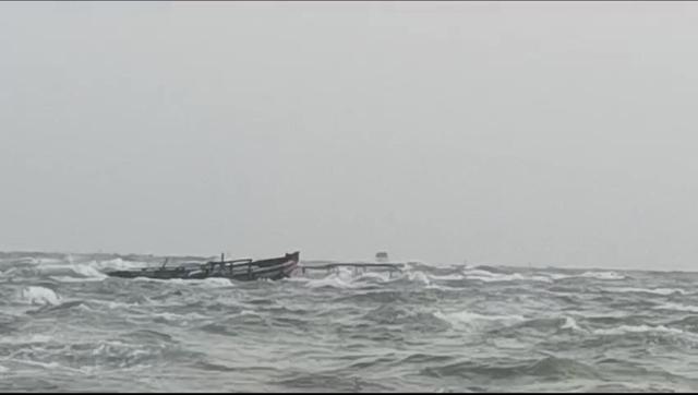 Bộ đội biên phòng Vĩnh Long cứu 2 ngư dân gặp nạn ở cửa biển Hàm Luông- Ảnh 2. Bộ đội biên phòng Vĩnh Long cứu 2 ngư dân gặp nạn ở cửa biển Hàm Luông- Ảnh 2.