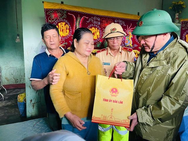 Phó thủ tướng Nguyễn Hòa Bình chỉ đạo khắc phục hậu quả mưa lũ tại Đắk Lắk- Ảnh 2. Phó thủ tướng Nguyễn Hòa Bình chỉ đạo khắc phục hậu quả mưa lũ tại Đắk Lắk- Ảnh 2.
