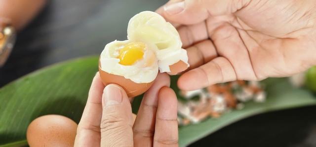 TP.HCM có nơi luộc trứng không cần đun nước, ăn lòng đào siêu ngon!- Ảnh 7. TP.HCM có nơi luộc trứng không cần đun nước, ăn lòng đào siêu ngon!- Ảnh 7.