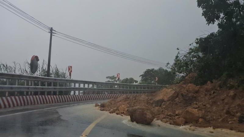 Hình ảnh sạt lở trên đèo Khánh Lê khiến ít nhất 6 người tử vong - Ảnh 5.