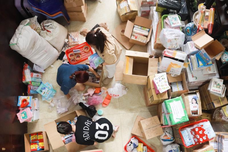 Hơn 100.000 cuốn tập và hàng nghìn đồ dùng học tập gửi tặng học sinh vùng lũ- Ảnh 2. Hơn 100.000 cuốn tập và hàng nghìn đồ dùng học tập gửi tặng học sinh vùng lũ- Ảnh 2.