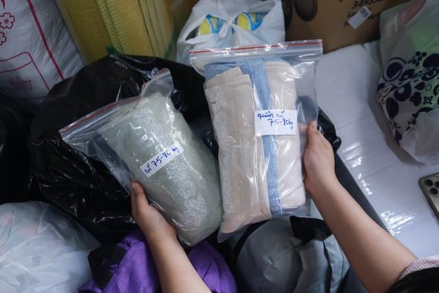 Cứu trợ miền Trung: 'Đúng là của cho không bằng cách cho'- Ảnh 2. Cứu trợ miền Trung: 'Đúng là của cho không bằng cách cho'- Ảnh 2.